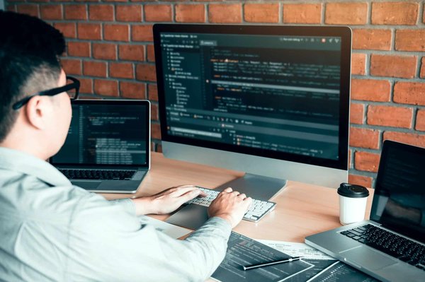 Comment une agence web peut-elle transformer votre présence en ligne ?